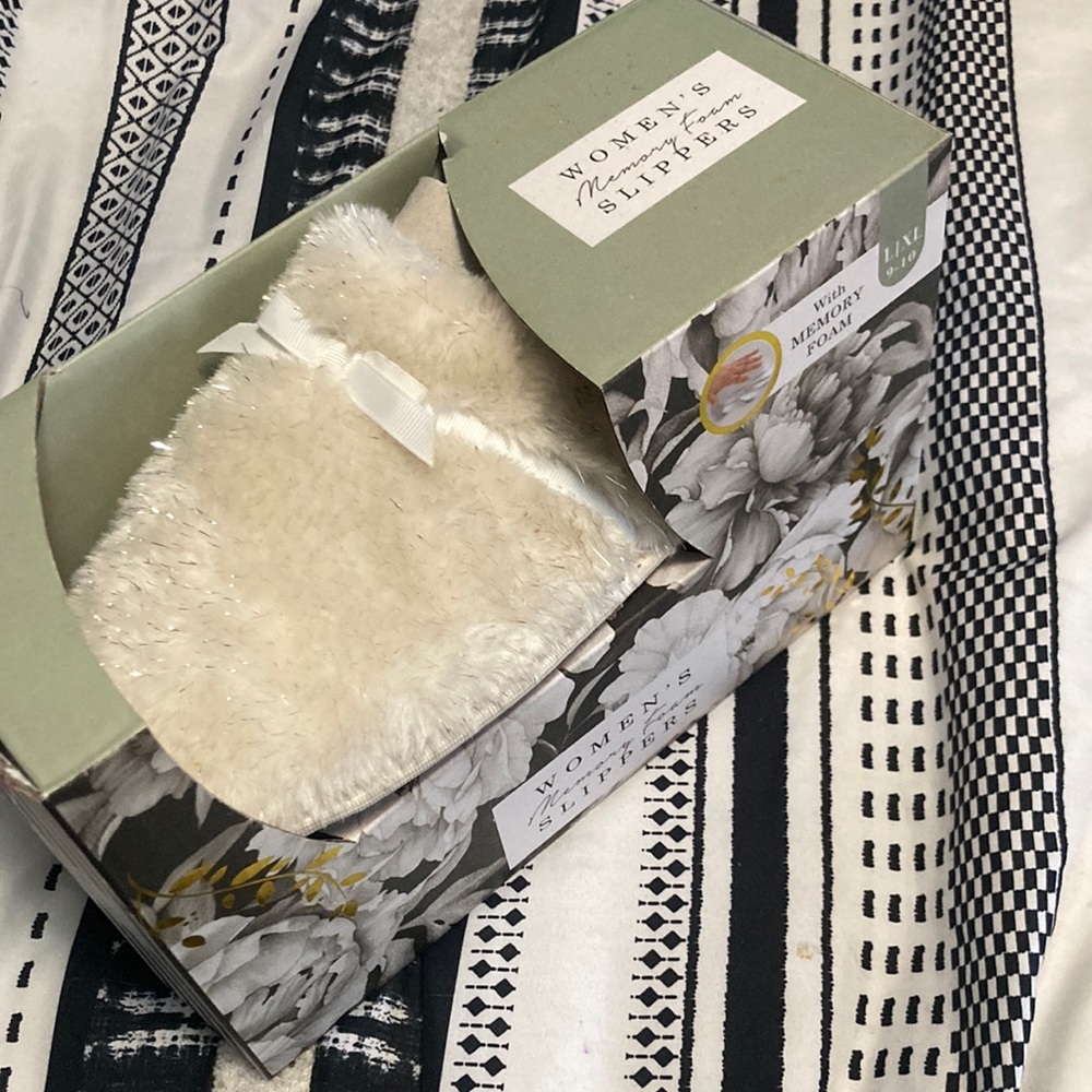 Women’s memory foam slippers !